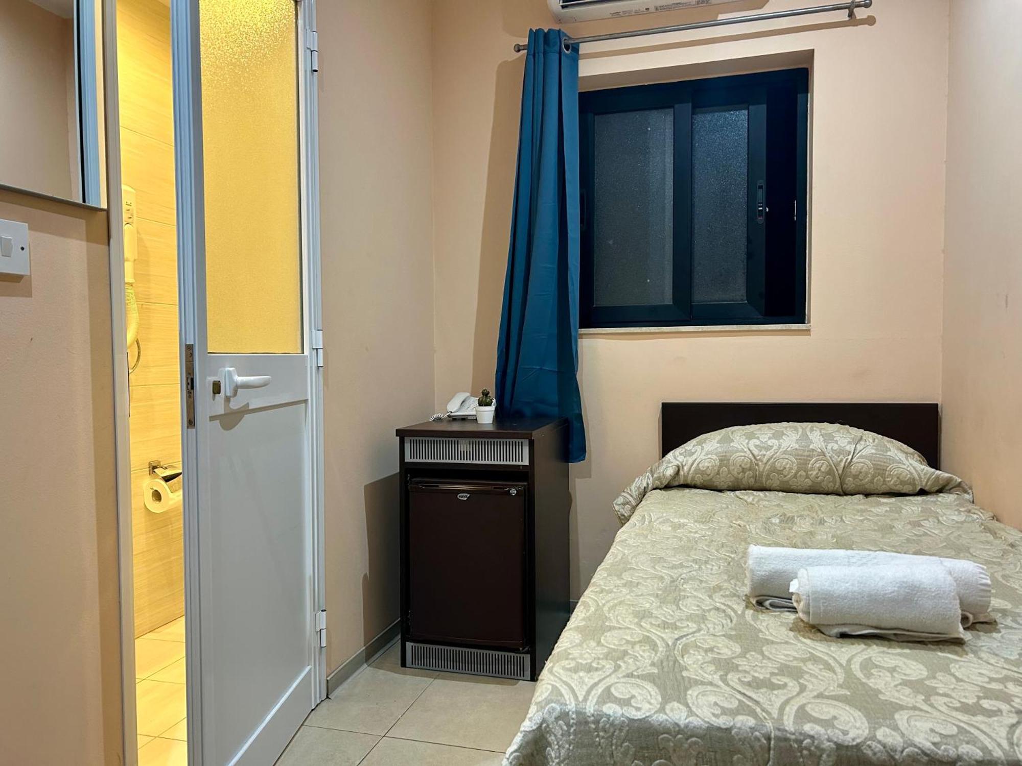 Malta Paradise Central Accomodation Hotel Saint Julian's Bagian luar foto