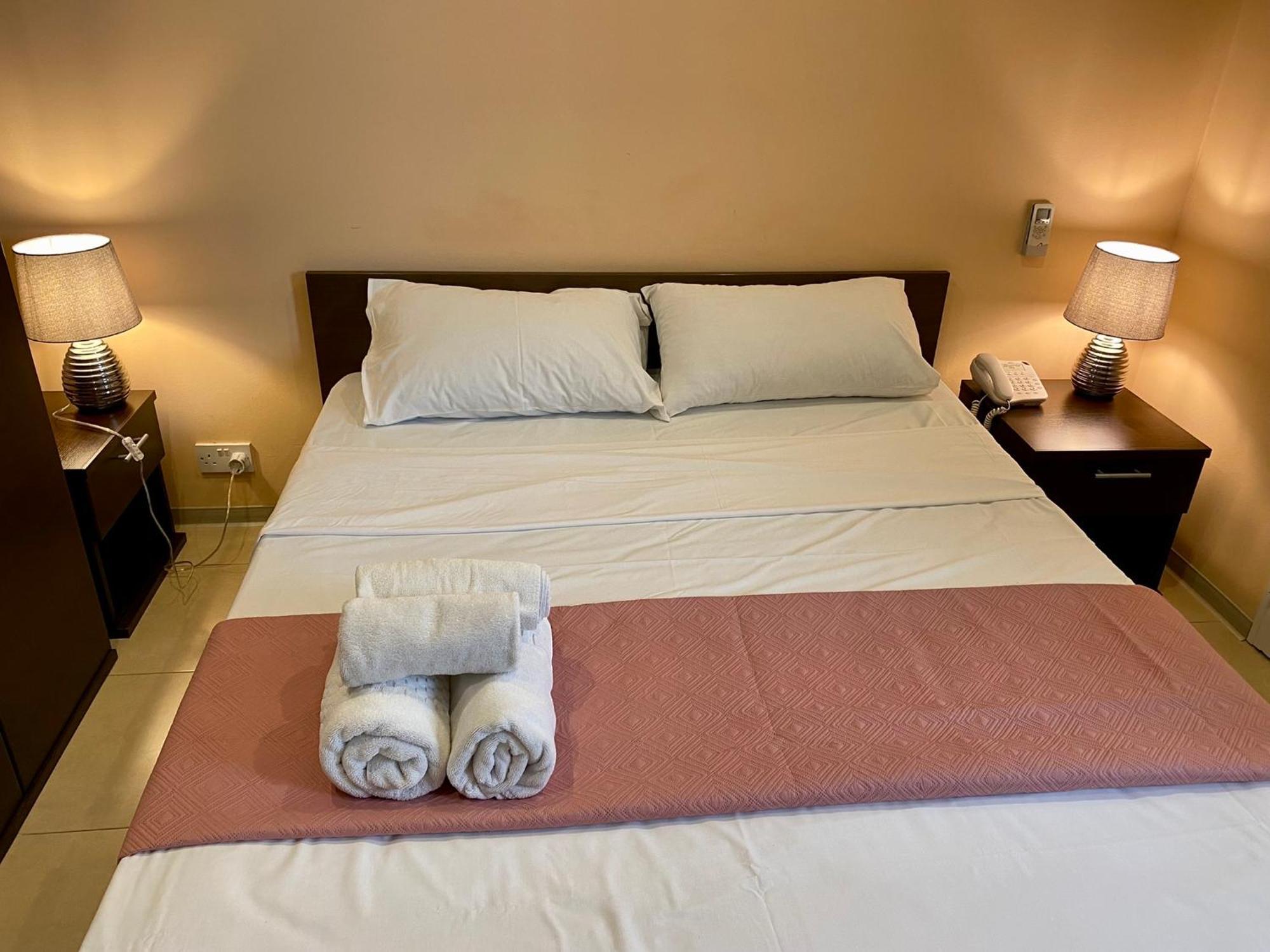 Malta Paradise Central Accomodation Hotel Saint Julian's Bagian luar foto