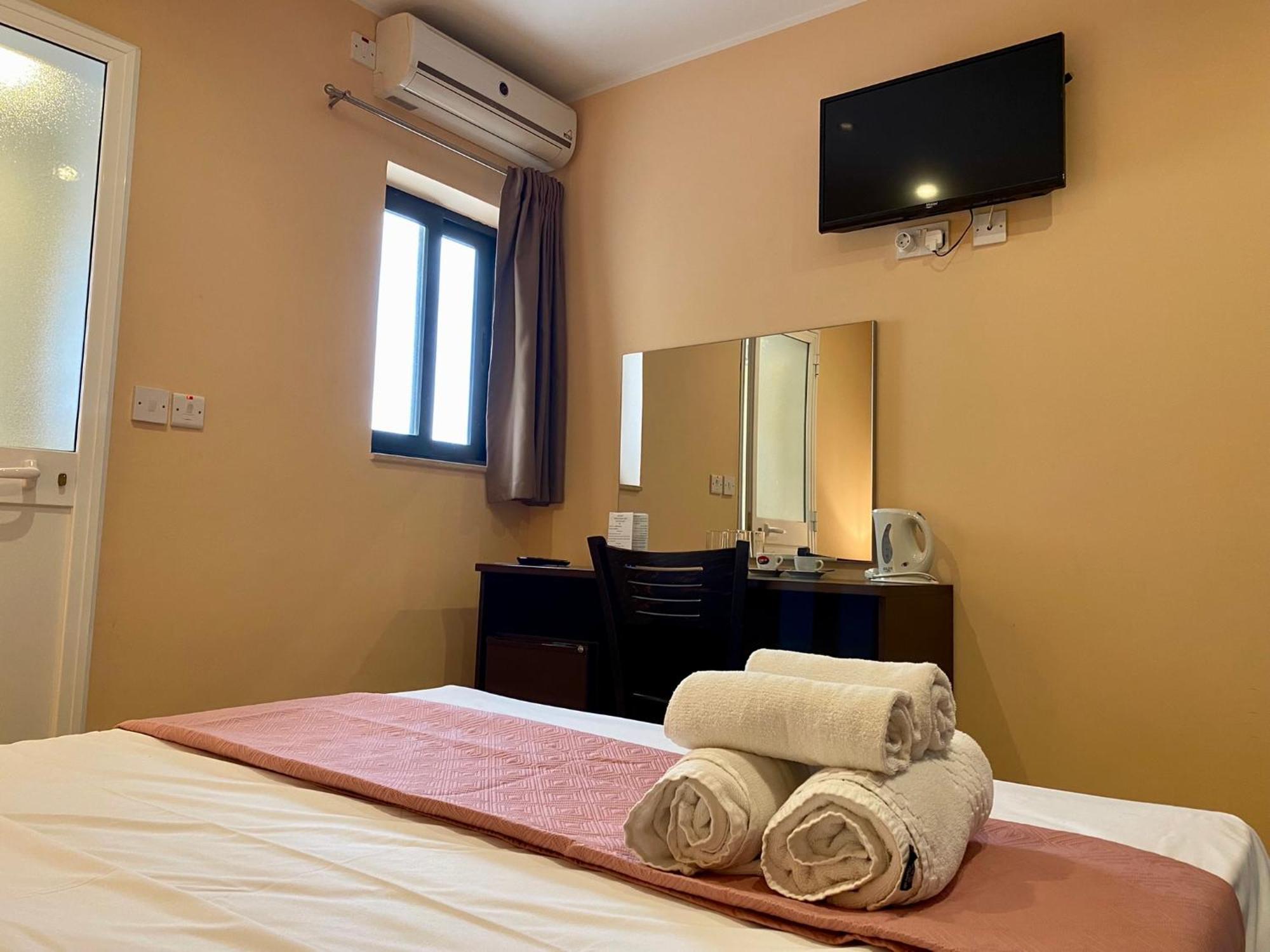 Malta Paradise Central Accomodation Hotel Saint Julian's Bagian luar foto