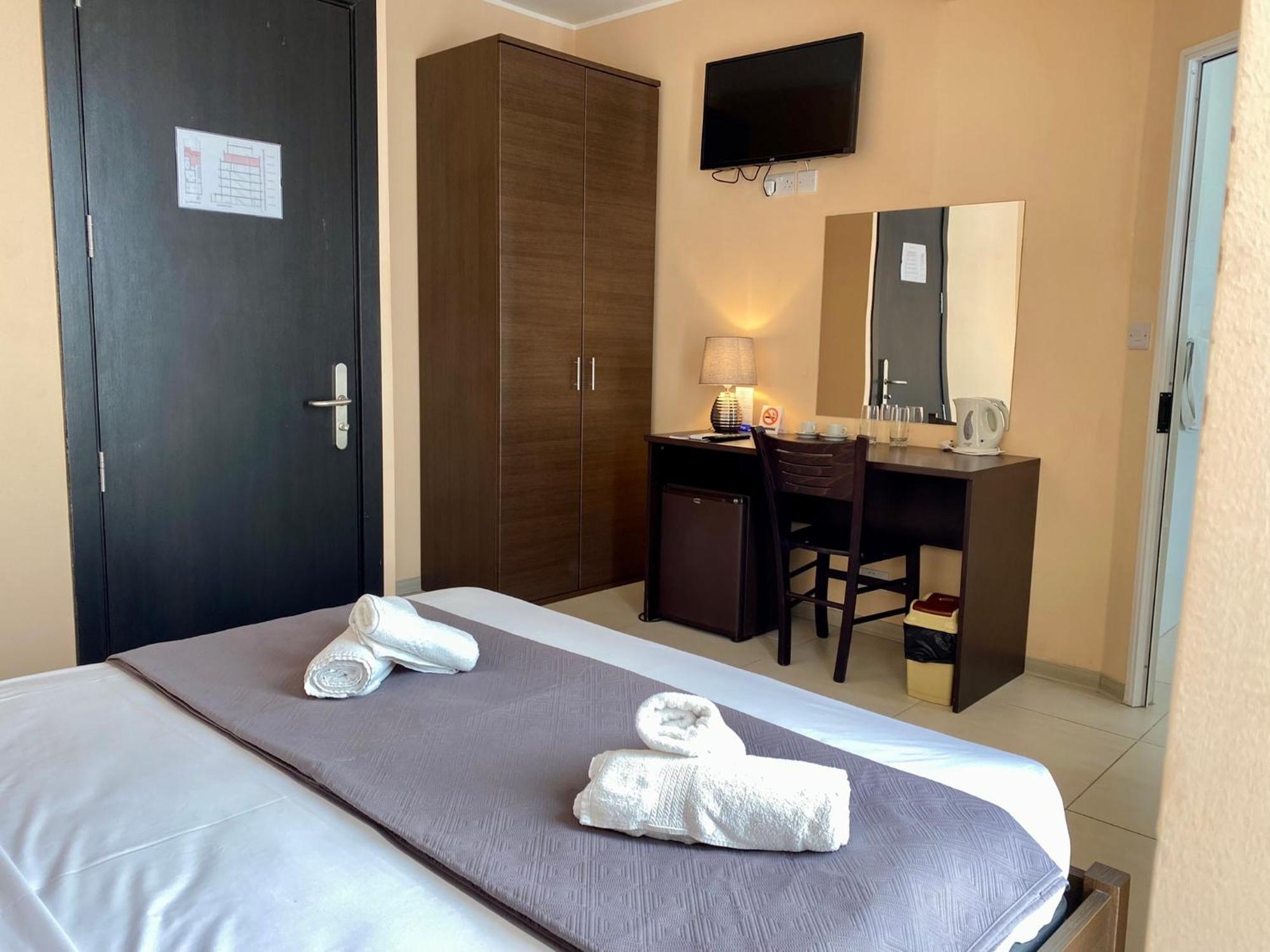 Malta Paradise Central Accomodation Hotel Saint Julian's Bagian luar foto