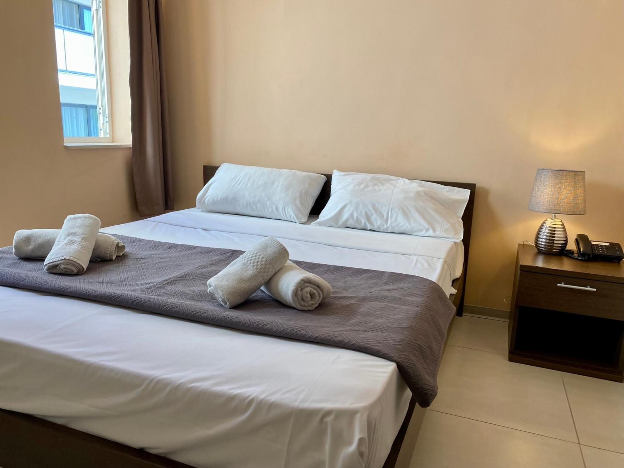Malta Paradise Central Accomodation Hotel Saint Julian's Bagian luar foto