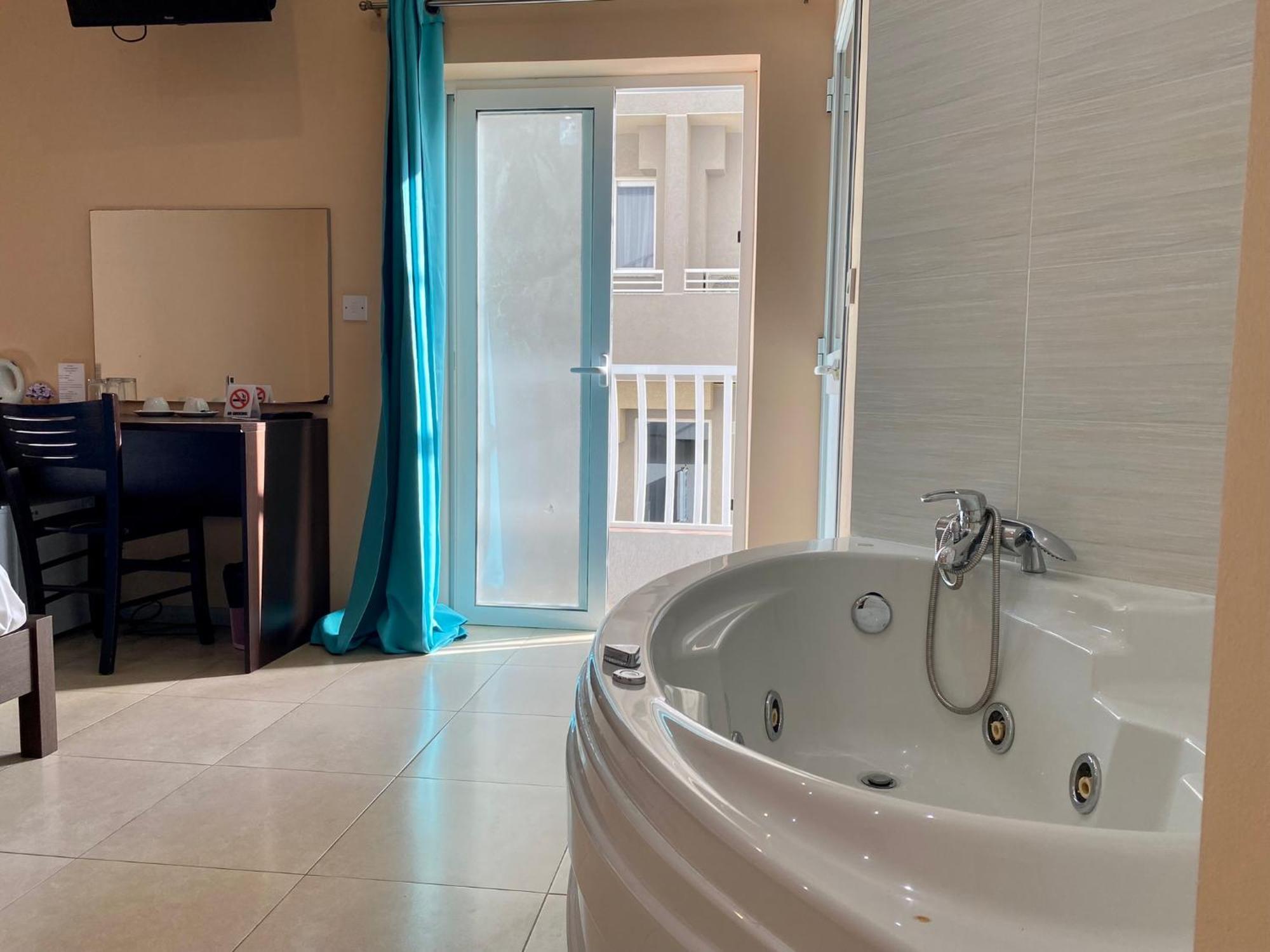 Malta Paradise Central Accomodation Hotel Saint Julian's Bagian luar foto
