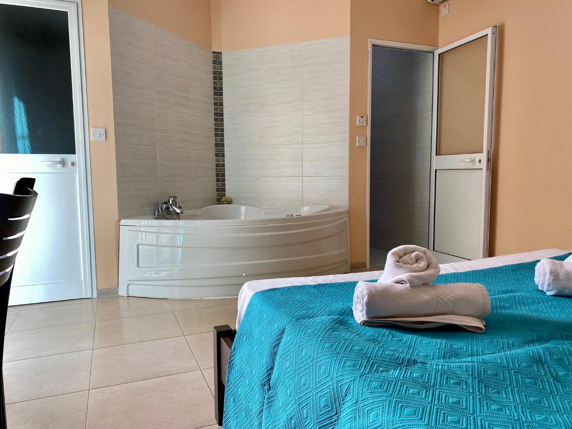 Malta Paradise Central Accomodation Hotel Saint Julian's Bagian luar foto