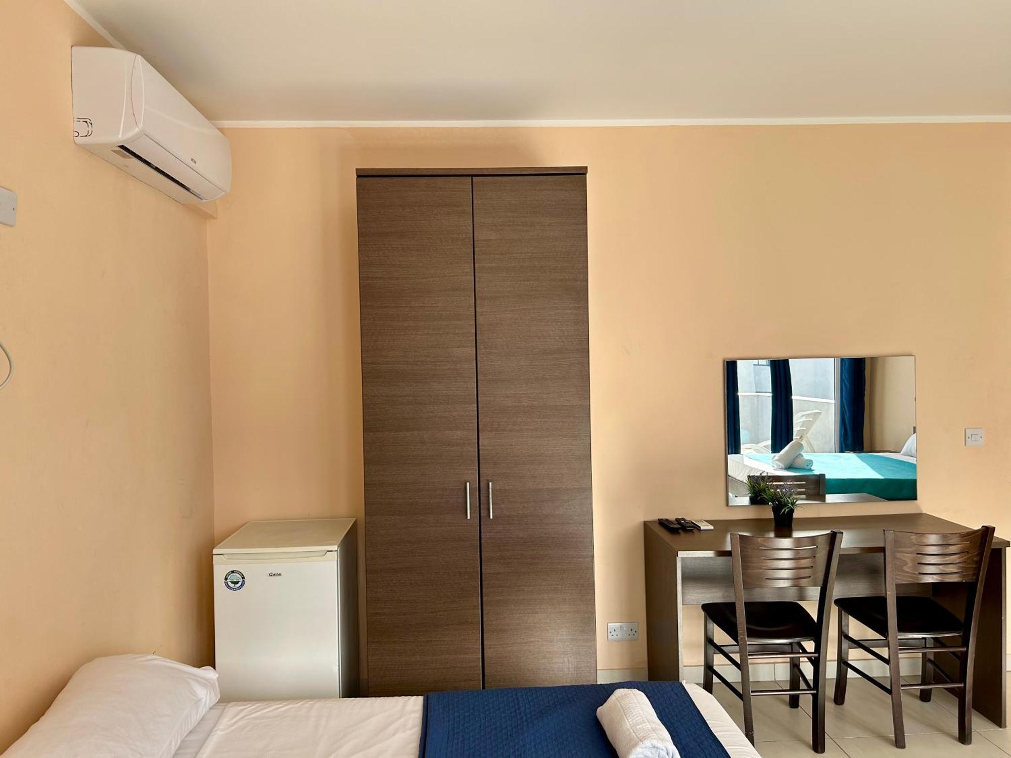 Malta Paradise Central Accomodation Hotel Saint Julian's Bagian luar foto