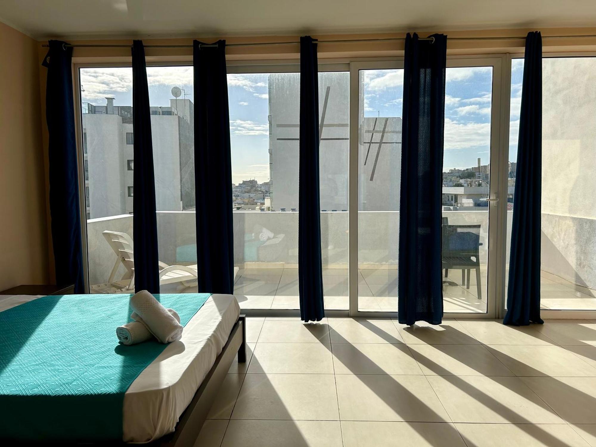 Malta Paradise Central Accomodation Hotel Saint Julian's Bagian luar foto